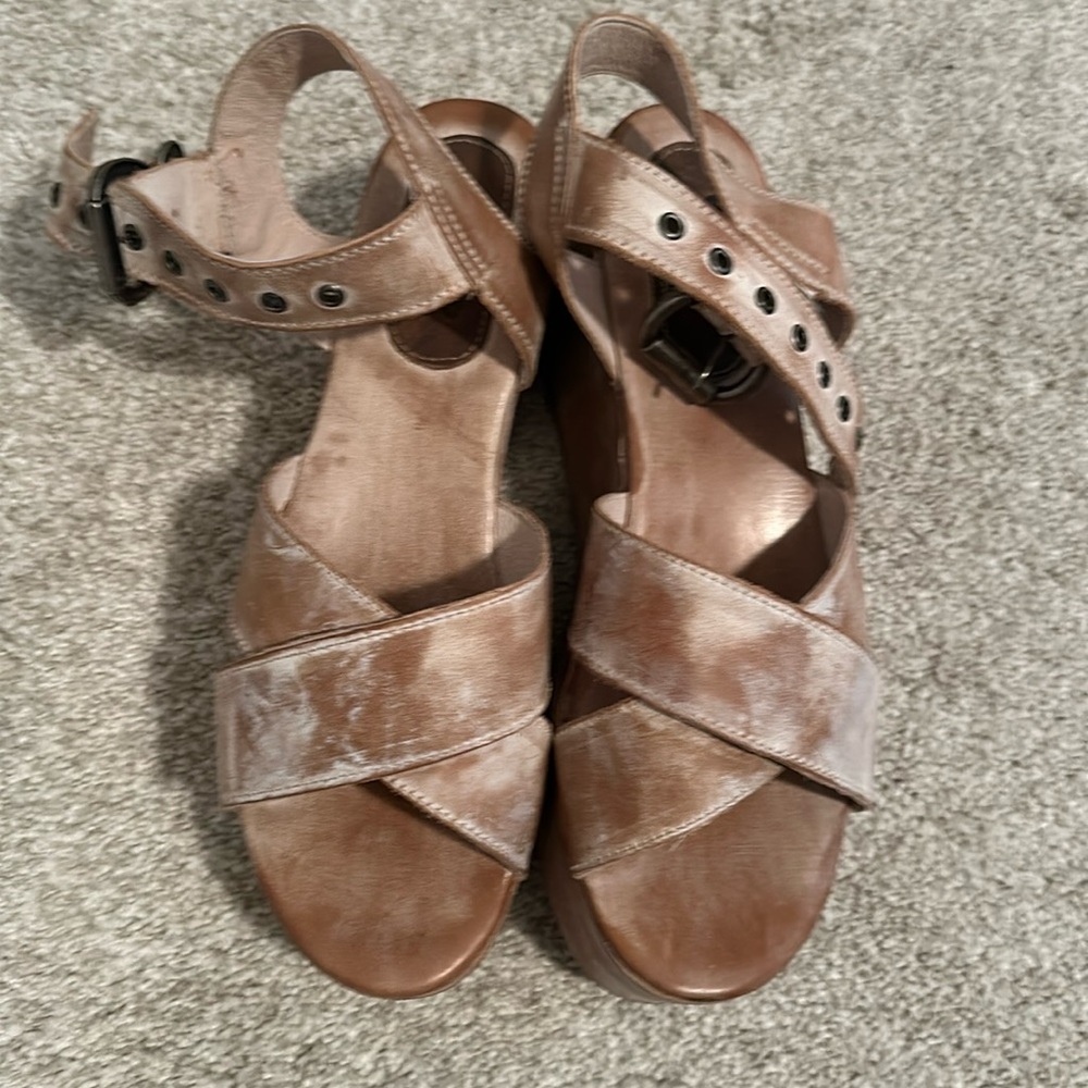 NWOT size 11 Freebird platform Sandals in distressed nude.